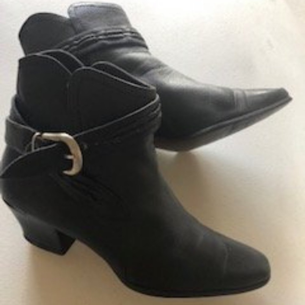 Vintage Black Leather Ankle Boots w/Buckle size 7